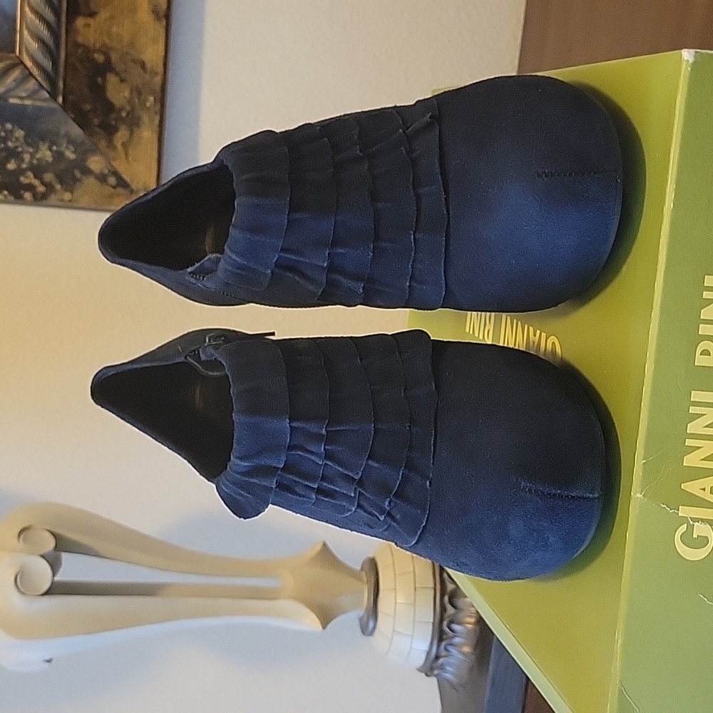 Gianni Bini Marine Navy 4 inch heeled boots in sz 8.5